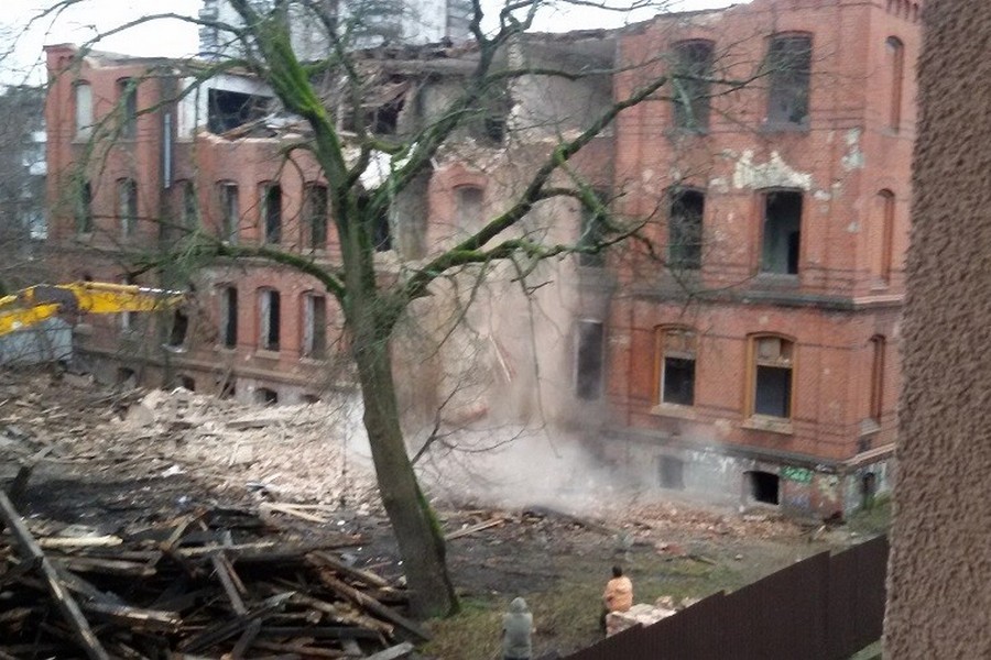 Очевидец: рабочие уже приступили к демонтажу стен старинного здания на Томской (фото)