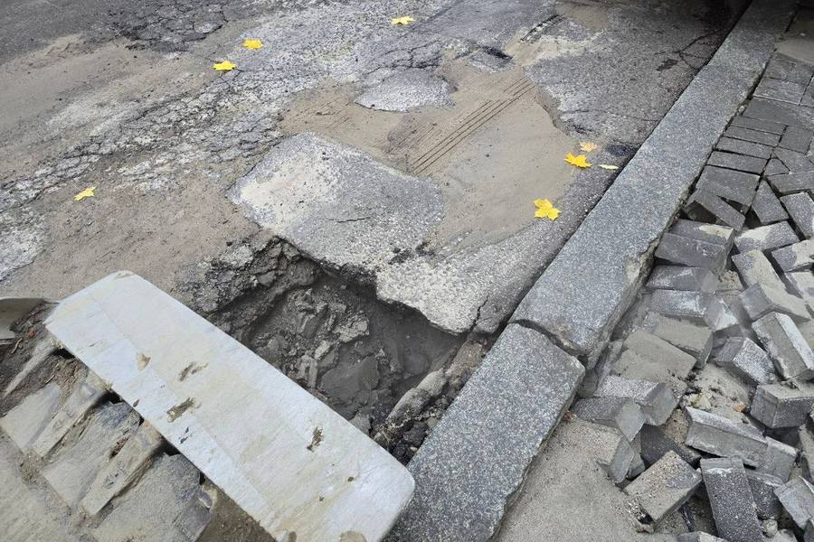 В Калининграде из-за прорыва трубы образовался провал на проезжей части (фото)