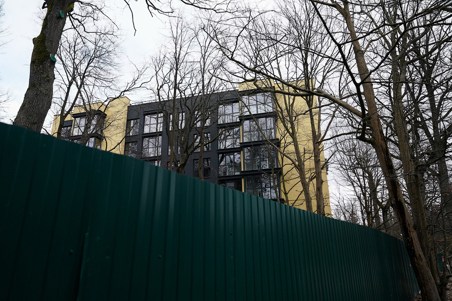 «Плюнуть и уйти»: как благодаря «забывчивости» чиновников застроили парк на побережье