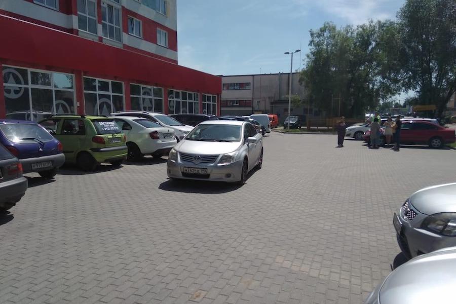 У магазина в Калининграде сдававшая назад «Тойота» сбила пенсионерку