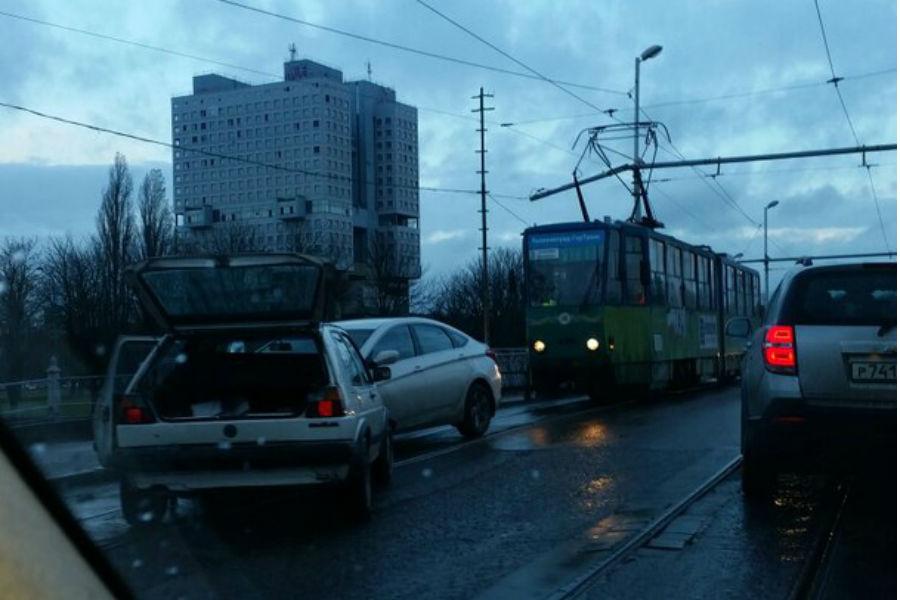 Из-за ДТП на мосту в центре Калининграда встали трамваи (фото)