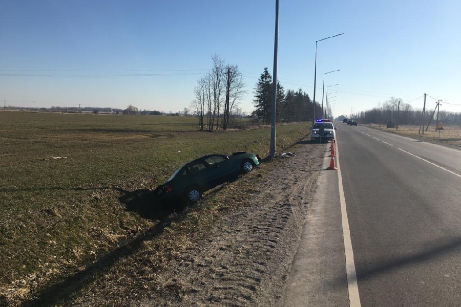 Под Калининградом водитель потерял сознание, врезался в столб и съехал в кювет (фото)