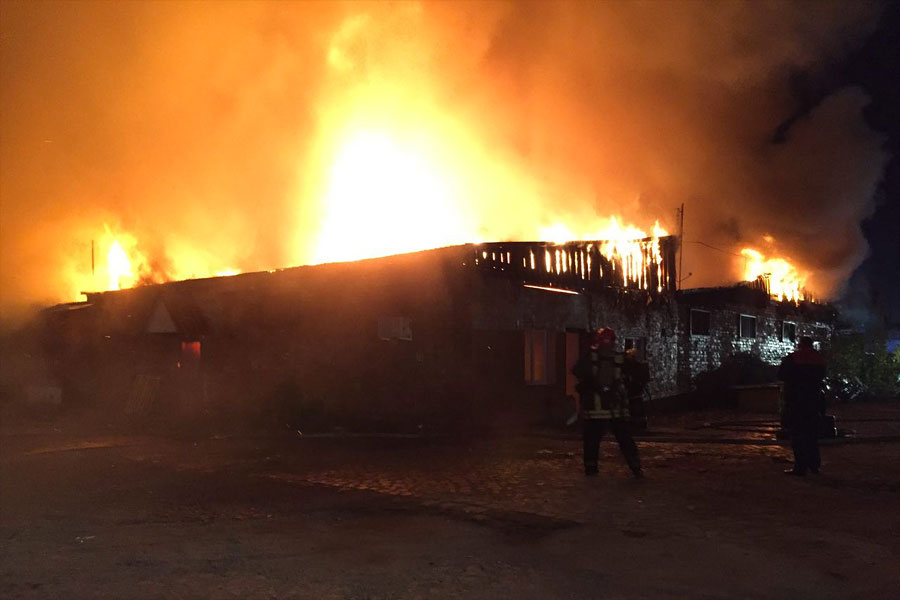 Пожар на мебельном складе в Калининграде разрастается (фото)