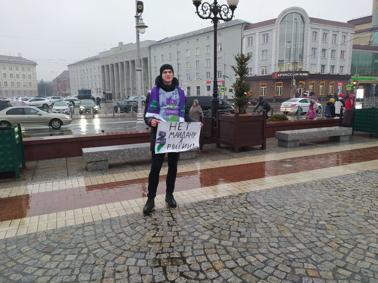 «Нет майдану в России»: на площади Победы в Калининграде проходит одиночный пикет
