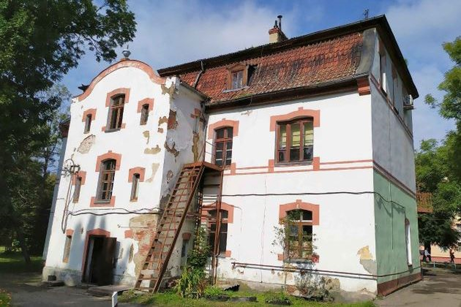 В Правдинске ищут подрядчика на противоаварийные работы в историческом отеле