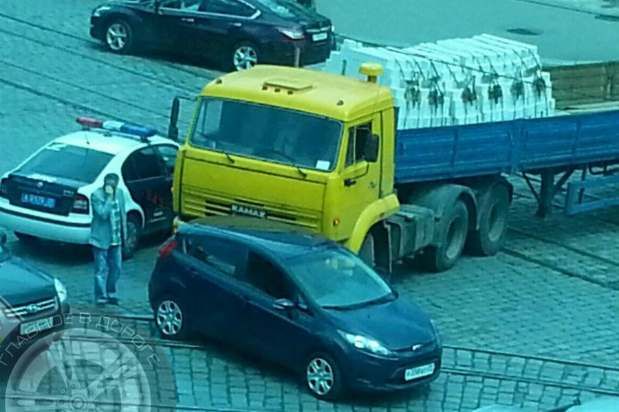 На Киевской грузовик врезался в легковушку (фото)