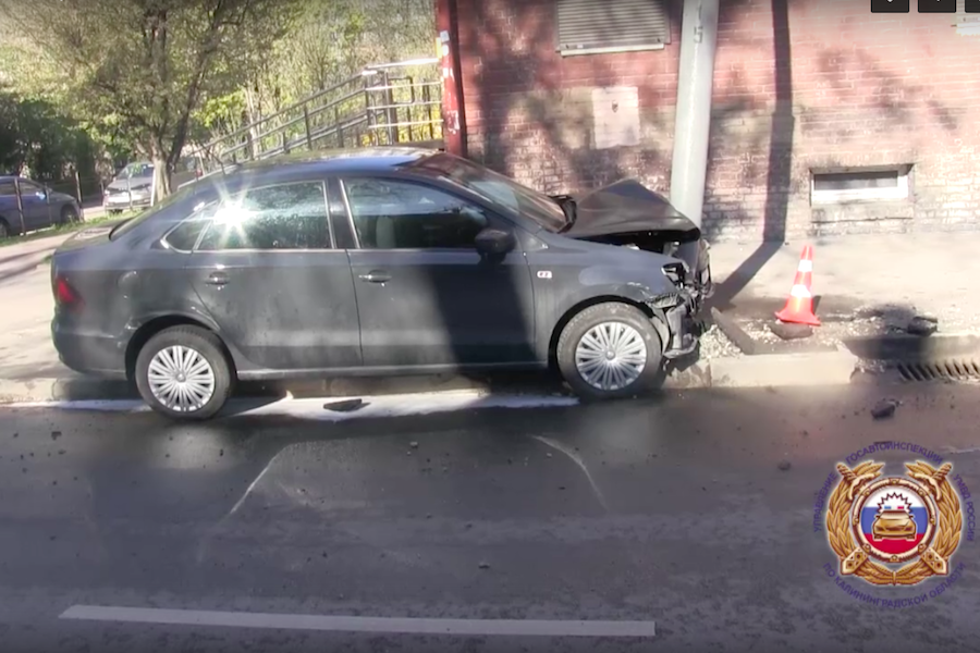 Водитель врезавшегося в столб авто уснул за рулем, авария попала на камеры (видео)