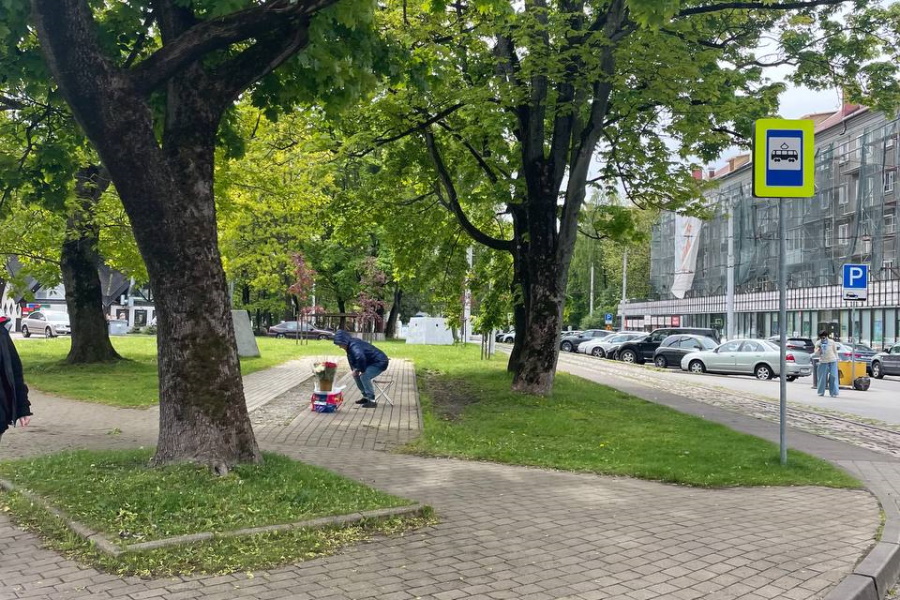 Очевидец: напротив «Спутника» демонтировали навес для торговцев (фото)