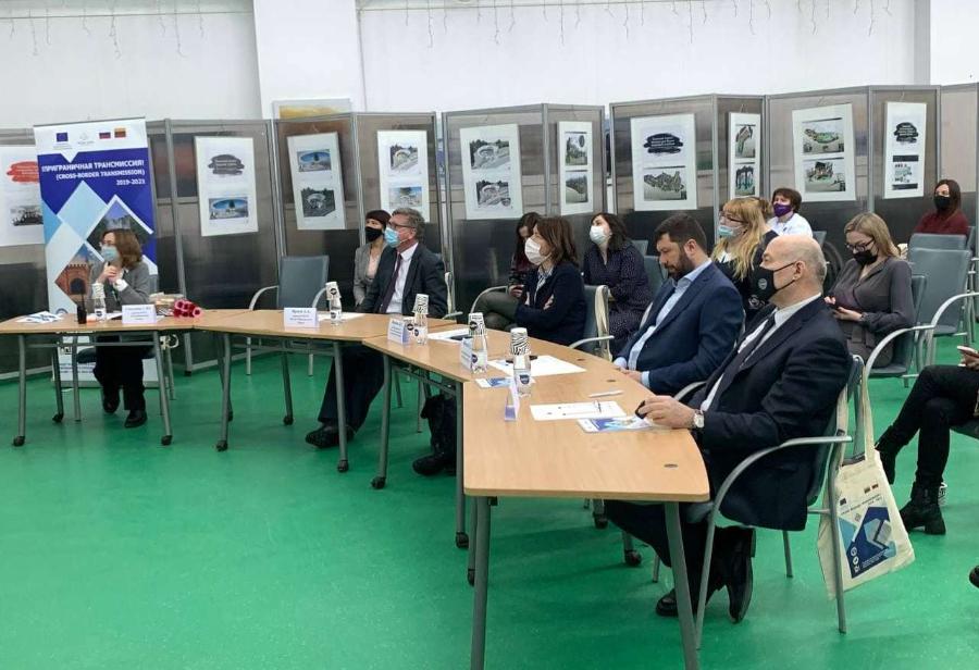 «Потому что я привит»: глава Калининграда не стал надевать на конференции маску