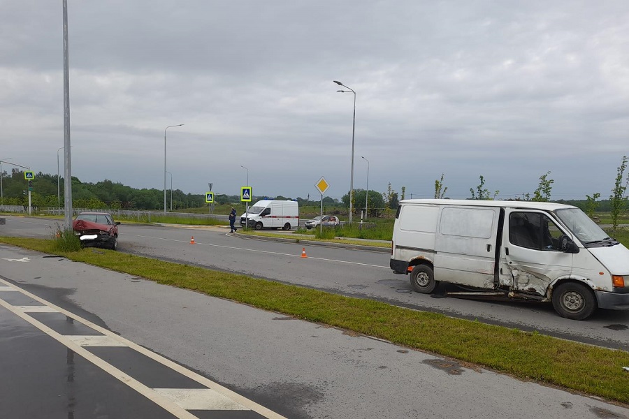 В Пионерском два человека пострадали в ДТП из-за не уступившего дорогу водителя (фото)