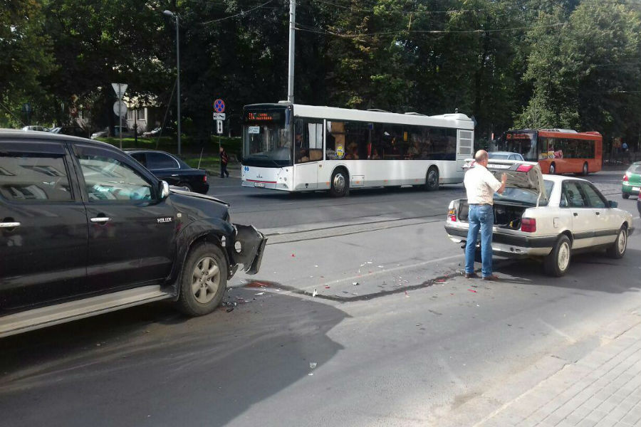 На проспекте Мира столкнулись «Ауди» и «Тойота» (фото)