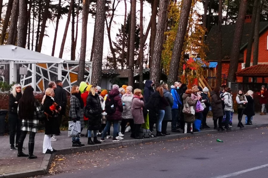 В Светлогорске вечером возникли «дикие» очереди желающих уехать в Калининград (фото)