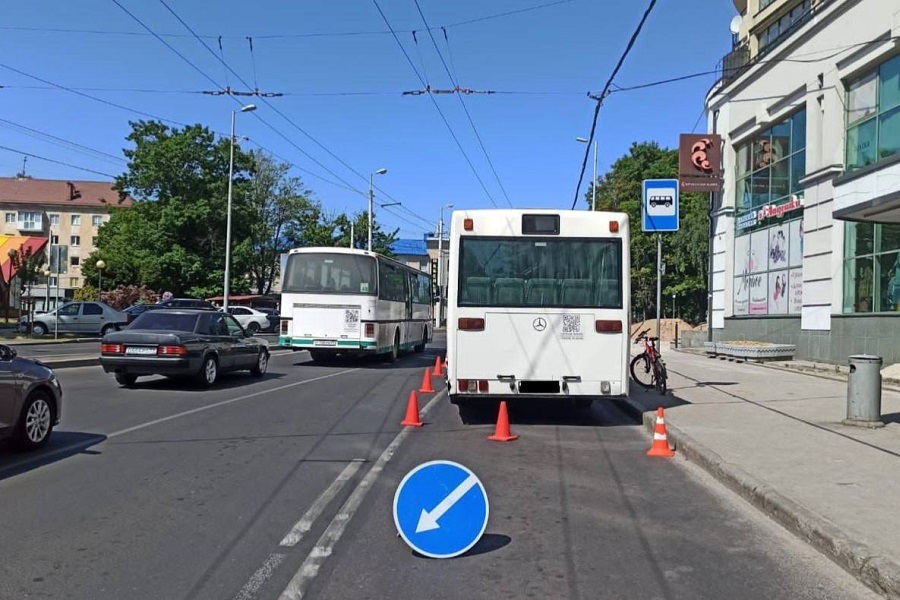 В Калининграде из автобуса с открытой дверью выпала пассажирка (фото)
