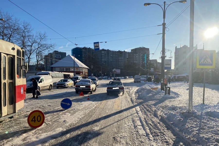 На Острове под колесами не уступившего дорогу «Ауди» пострадала 13-летняя девочка (фото)