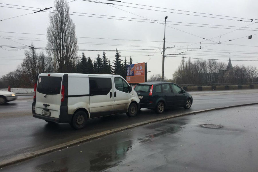 На Ленинском проспекте микроавтобус врезался в легковое авто (фото)