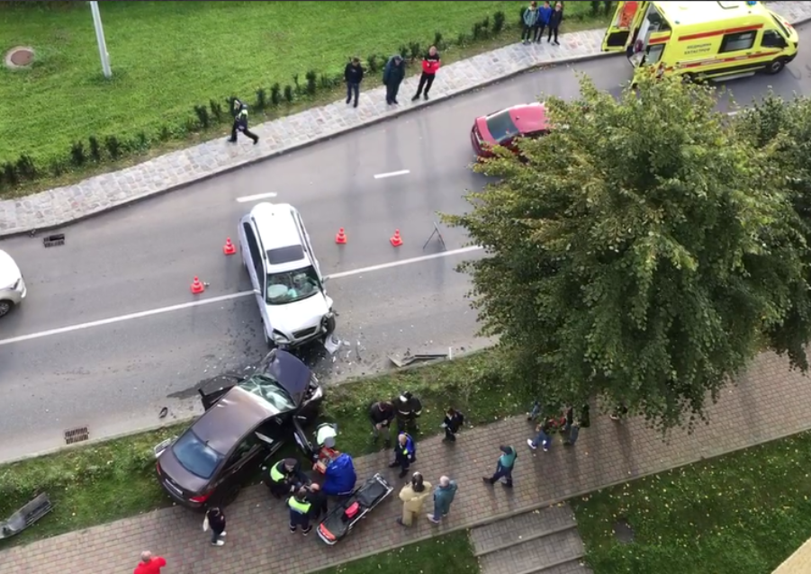 В Зеленоградске лоб в лоб столкнулись две машины, движение в центре осложнено (фото)