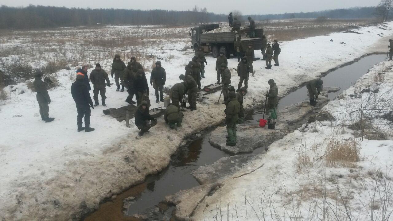 Спасатели МЧС отправились ликвидировать разлив нефтепродуктов в Переславском (фото)