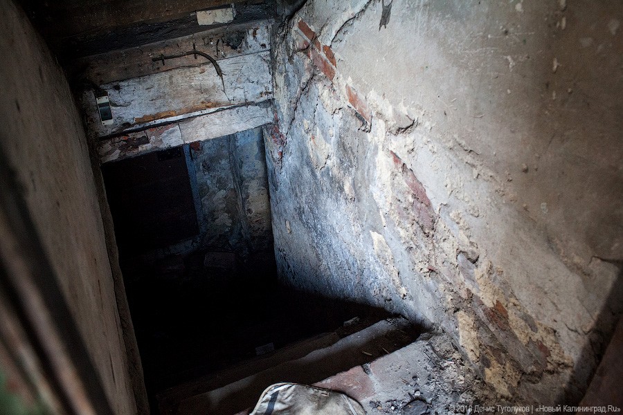 «Всё плывёт»: в Немане подвал пятиэтажки несколько лет затапливает фекальными водами