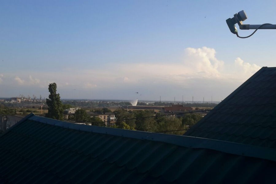 Горящие короотвалы в Калининграде тушат при помощи вертолета (фото)