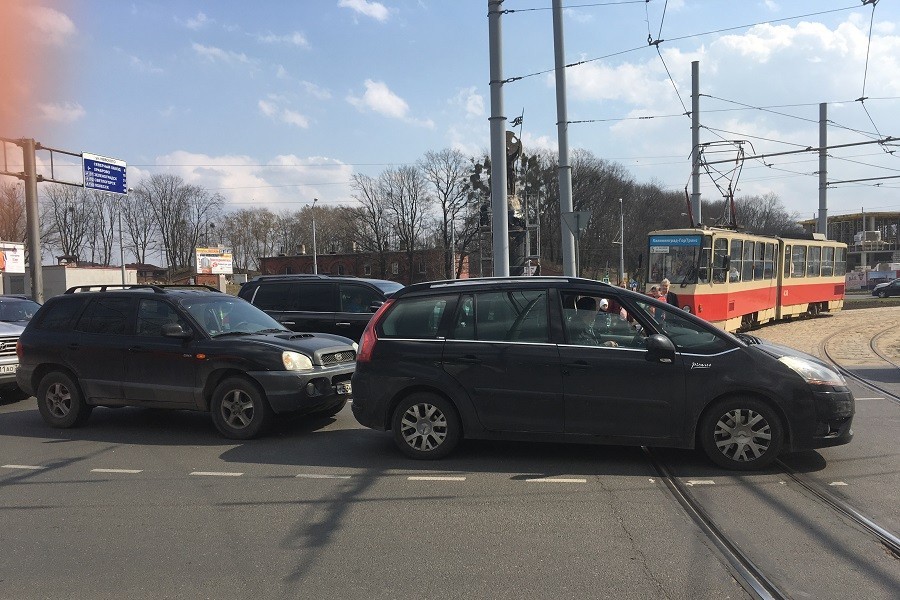 Столкнувшиеся автомобили блокировали движение трамваев на Василевского (фото)