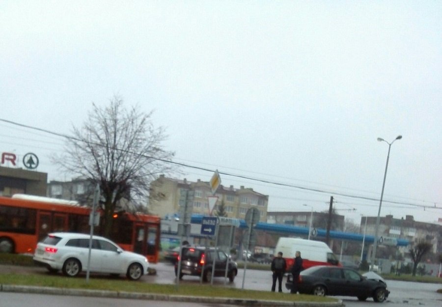 Из-за ДТП на Моспроспекте затруднено движение в районе магазина «SPAR» (фото)