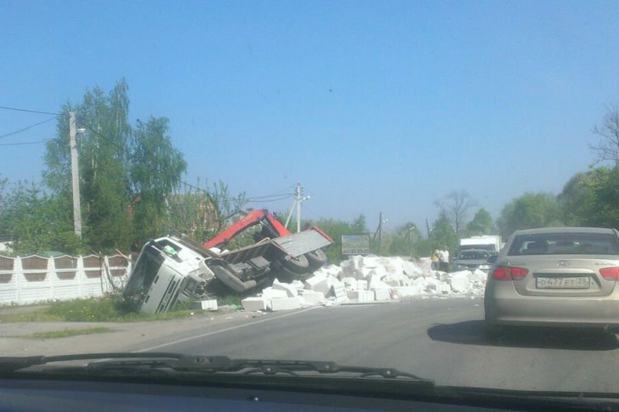 Под Гурьевском грузовик и легковушка вылетели в кювет (фото)