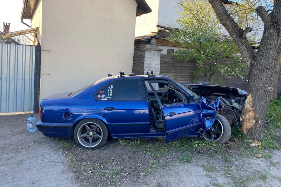 В Калининграде водитель BMW врезался в дерево у дома, уходя от столкновения (фото)