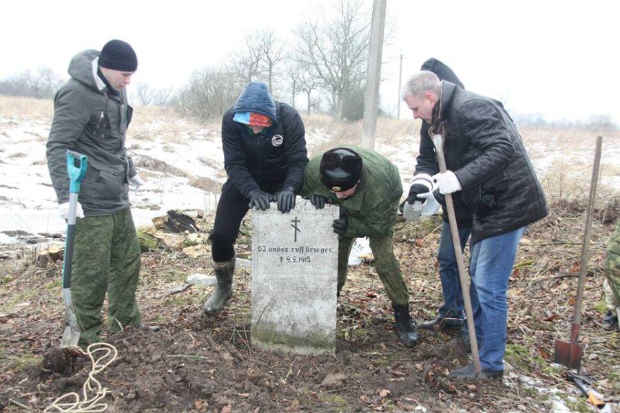 Курсанты БВМИ с волонтерами привели в порядок захоронение Первой мировой (фото)
