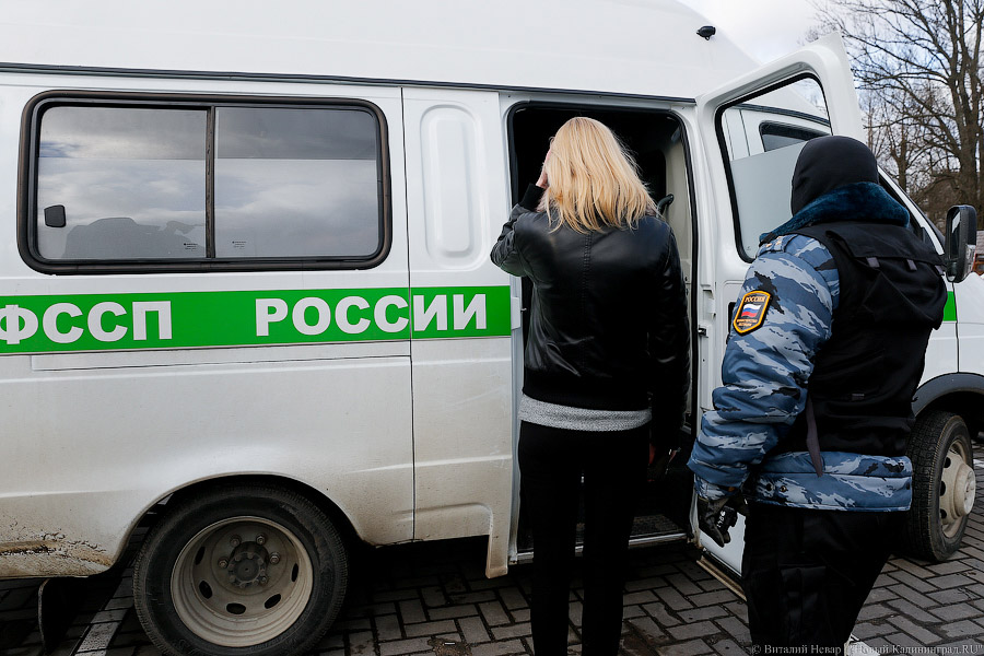 Приставы списали со счета калининградки полмиллиона за долги перед мэрией