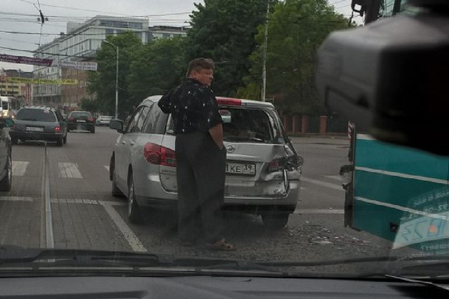 В центре города столкнулись «Ниссан» и автобус, образовалась пробка (фото)