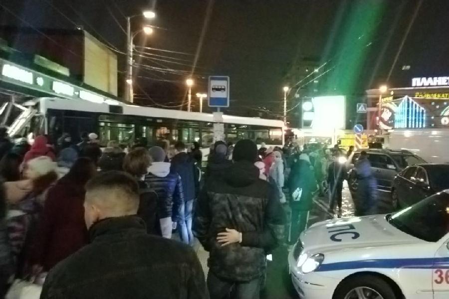 УМВД: водитель автобуса протаранил цветочный павильон у рынка из-за ДТП