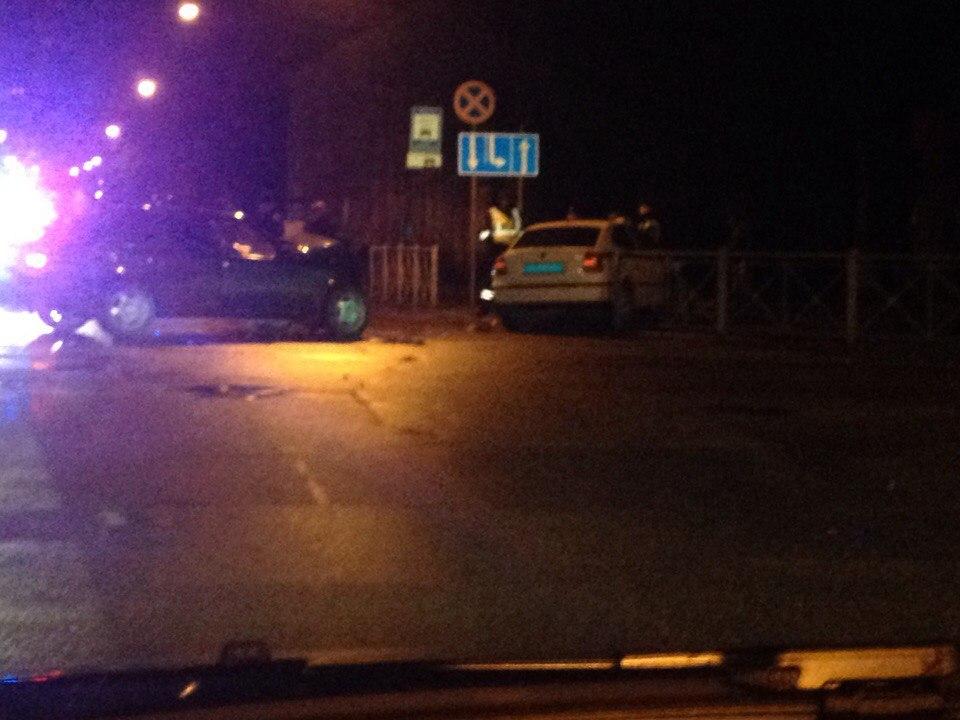 В Калининграде автомобиль ГИБДД пробил ограждение и вылетел на тротуар (фото)
