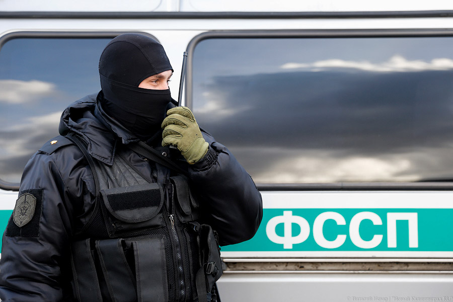 Приставы взыскали задолженность в пользу ребенка, потерявшего отца в ДТП