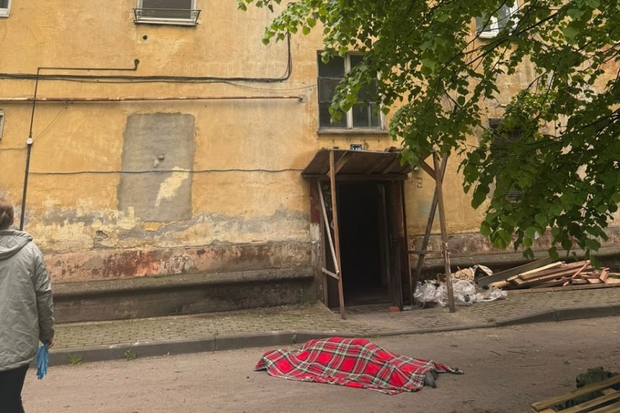 В суд поступило дело о смерти сорвавшегося с высоты 4-го этажа рабочего 