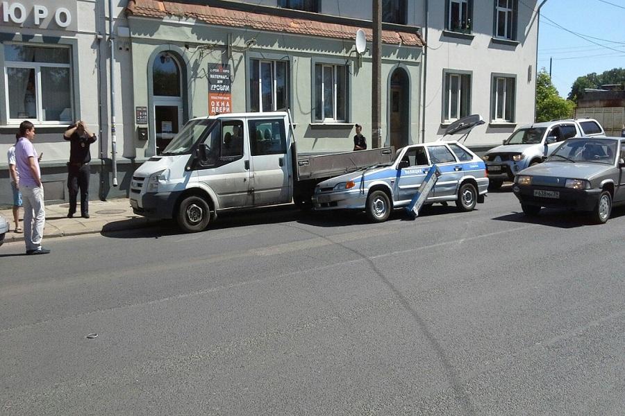 В Советске машина полиции столкнулась с грузовичком (фото)