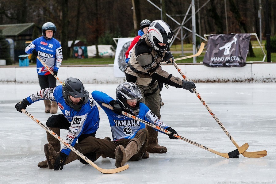 Сумасшедший хоккей: как калининградские байкеры в валенках гоняли по льду (фото)