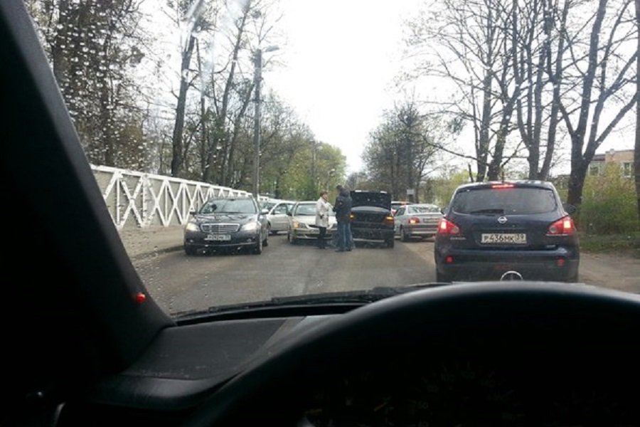 На Аллее Смелых столкнулись два авто, собралась пробка (фото)