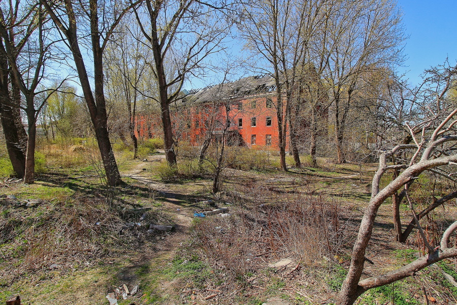Застройщик выкупил участок с бывшей казармой на Борзова. Торговались фирмы с одним учредителем
