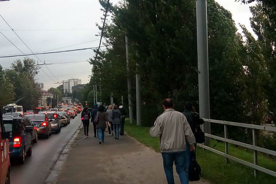 Всё битком: из-за ремонта жители «Балтрайона» вынуждены выбираться из него пешком (фото)