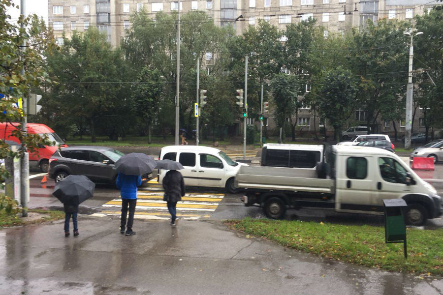 На Московском проспекте «паровоз» из трех авто собрал огромную пробку (фото)