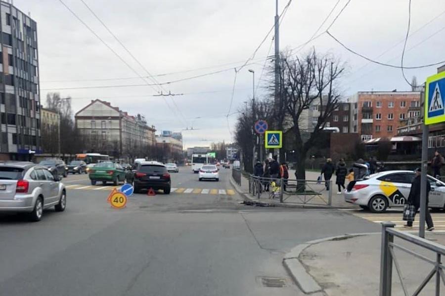 В ДТП на Ленинском проспекте пострадали три человека (фото)