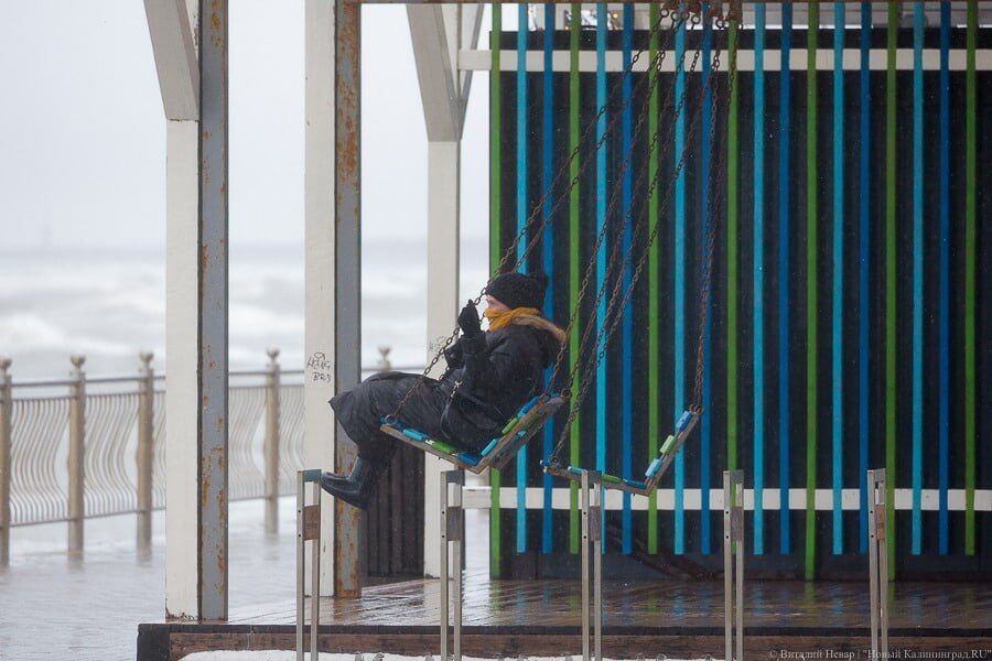 Качели на променад в Зеленоградске решили вернуть в виде «лавочек с элементами раскачивания»