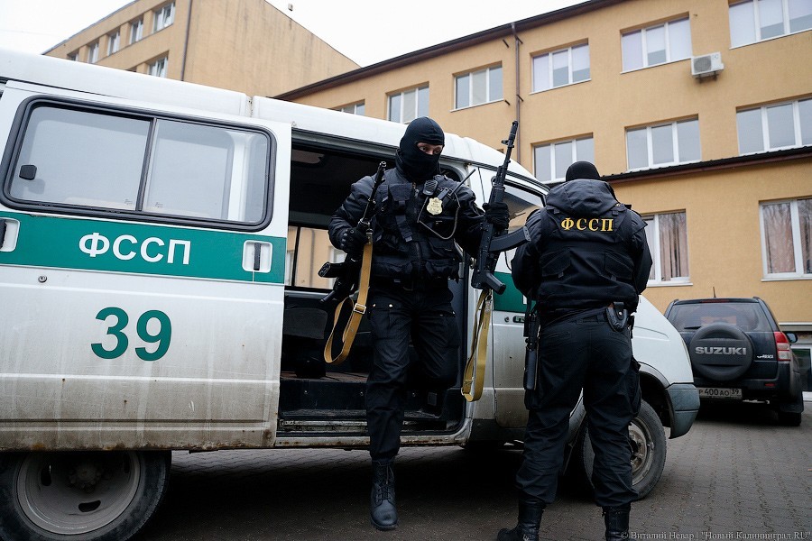 Юрист завода в Прибрежном обвинила судебного пристава в нападении на нее 