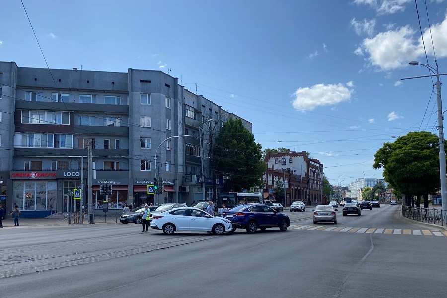 В центре Калининграда на трамвайных путях столкнулись два автомобиля (фото)
