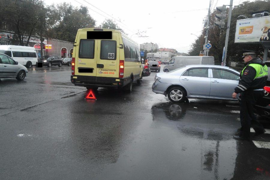 На Советском проспекте столкнулись маршрутка и легковушка, образовалась пробка (фото)