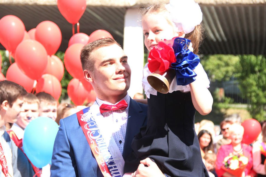 «Выпускники 17-го года»: последний звонок в обычной школе Калининграда