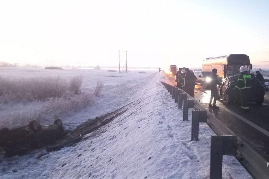 В районе Знаменска автобус с детьми столкнулся с двумя легковушками (фото)