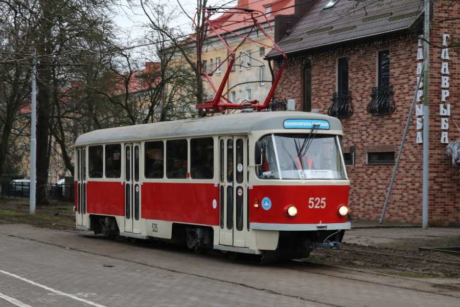 В Калининграде на 5-й маршрут вышел «винтажный» трамвай Tatra T4D (фото)