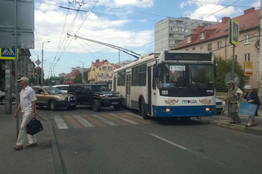 Тройное ДТП на ул. Горького полностью перекрыло движение в центр (фото)