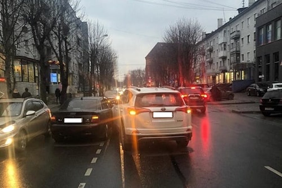 На Пролетарской «Ауди» врезалась в остановившуюся «Тойоту» (фото)